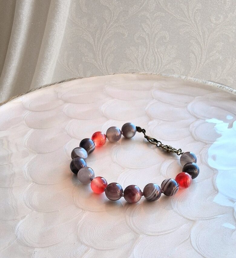 Ahāta rokassprādze